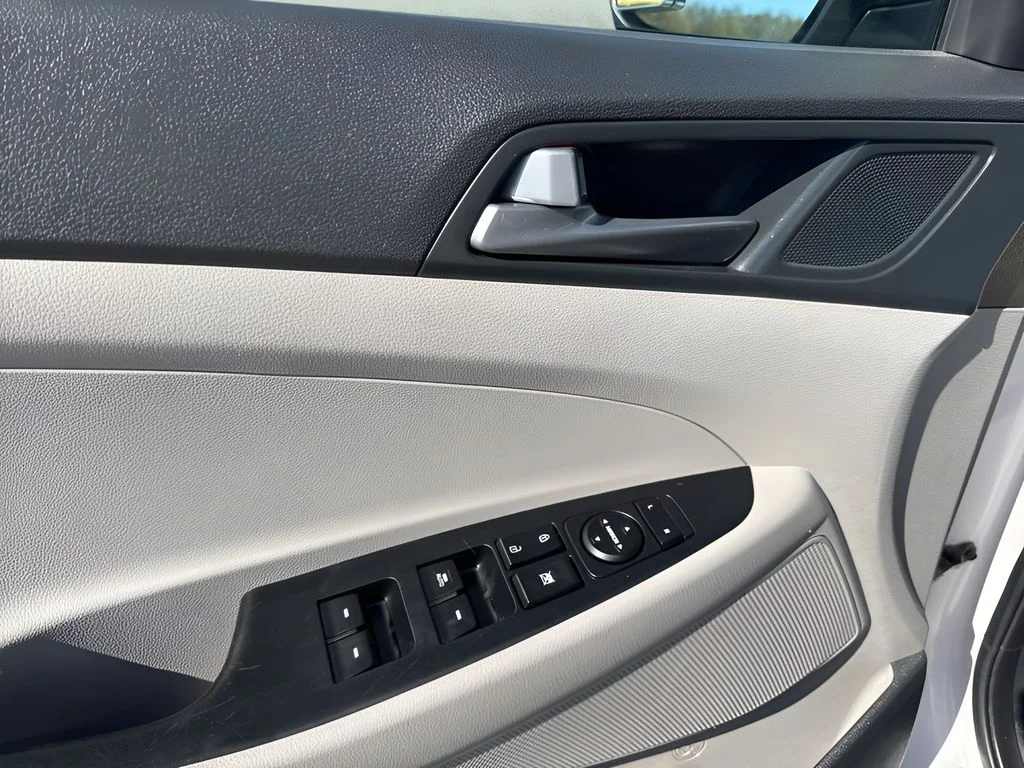 Used 2017 White Hyundai SE image 23