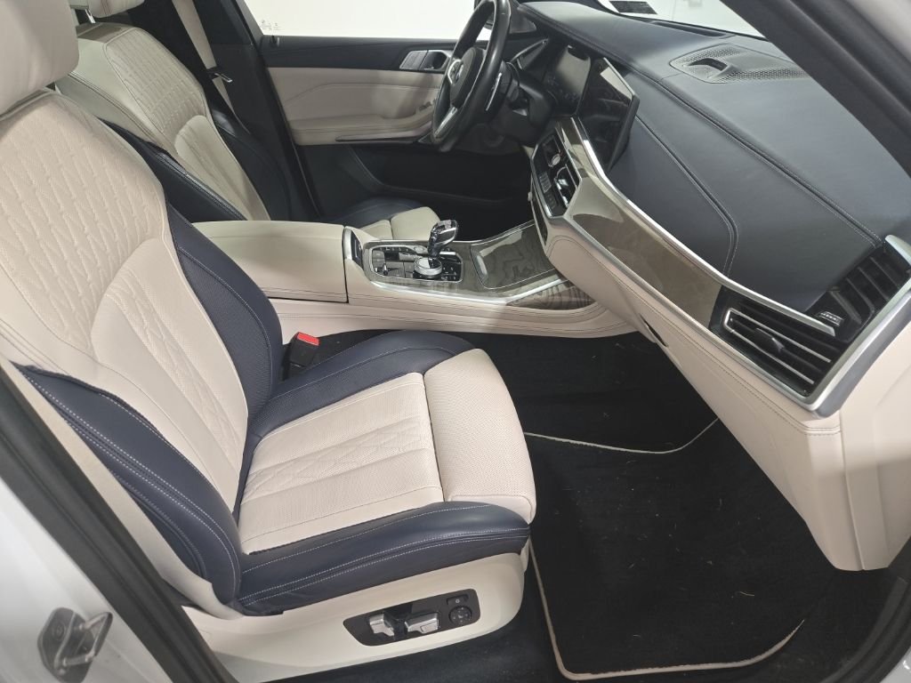 Used 2020 White Metallic BMW M50i image 27