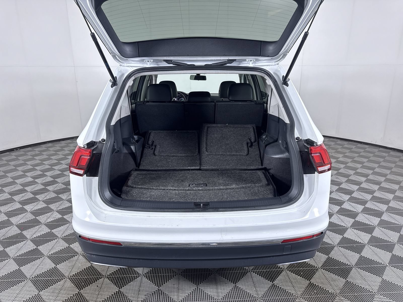 Used 2018 Pure White Volkswagen SEL image 24