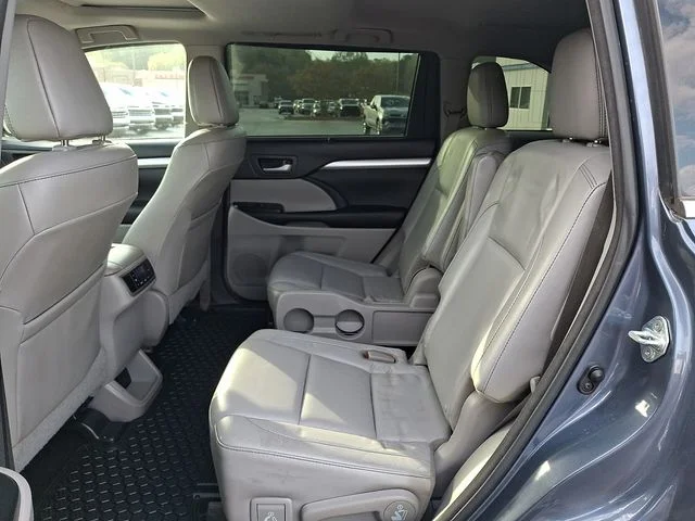 Used 2016 Blue Toyota XLE V6 image 10