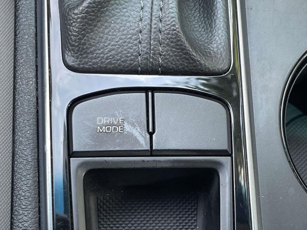Used 2017 White Hyundai Base image 28