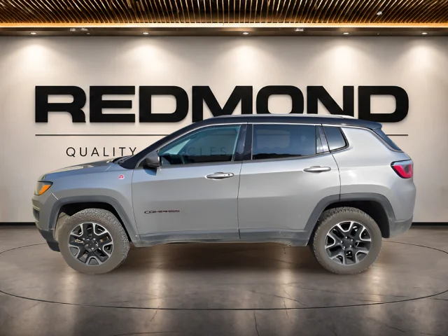 Used 2019 Silver Jeep Trailhawk image 5