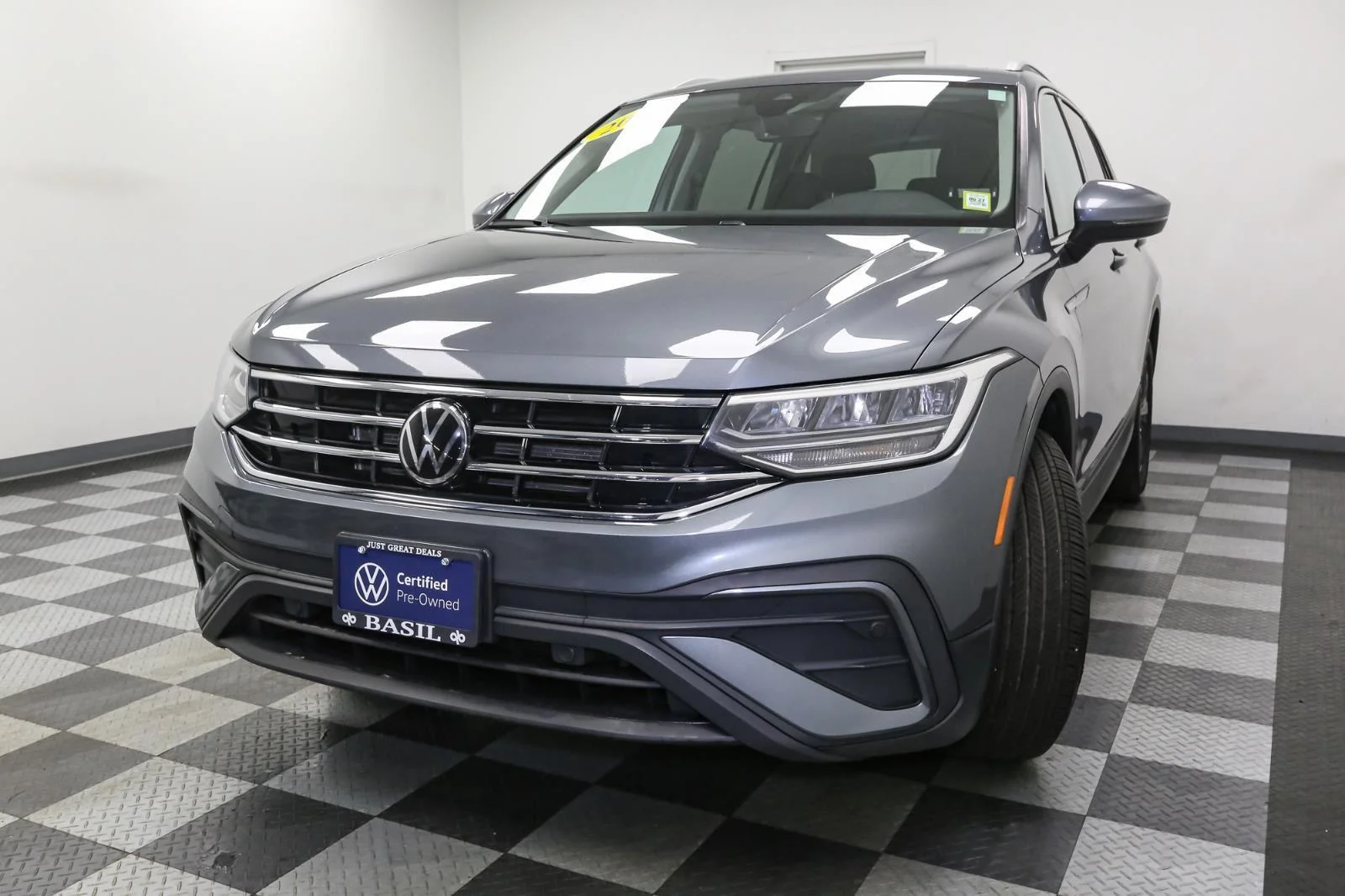 Used 2022 Platinum Gray Metallic Volkswagen SE image 4