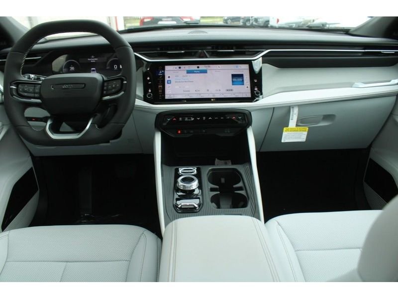 New 2026 Diamond Black Crystal Pearl-Coat Exterior Paint Jeep Limited 4x4 image 9