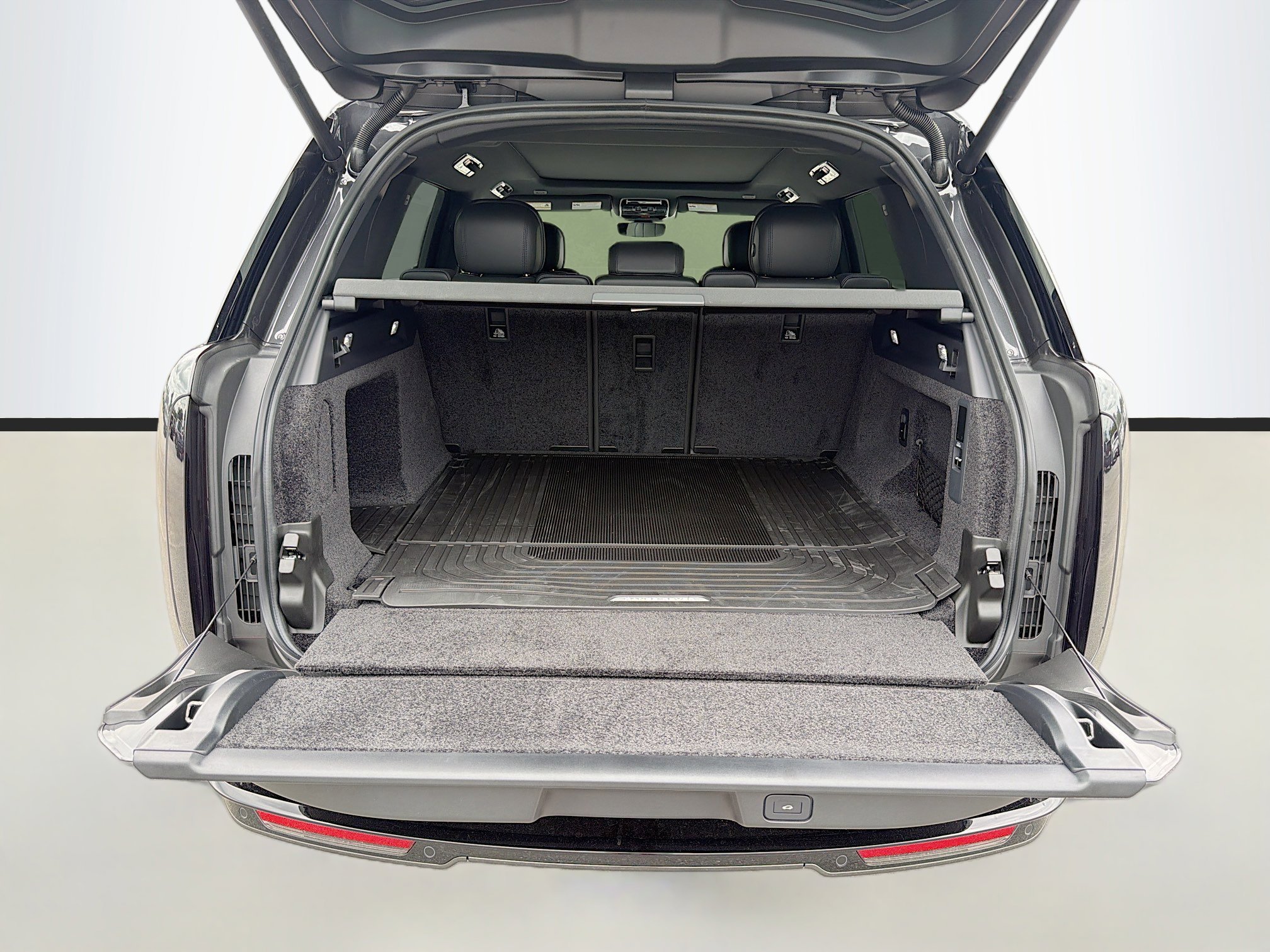 New 2026 Carpathian Grey Land Rover SE image 12