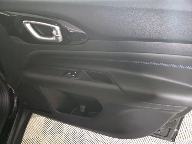 New 2026 Diamond Black Crystal Pearl-Coat Exterior Paint Jeep Latitude image 17