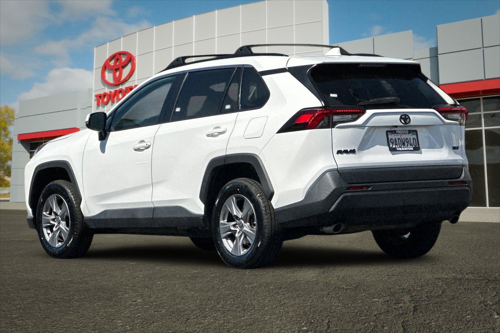 Used 2022 White Toyota XLE image 5