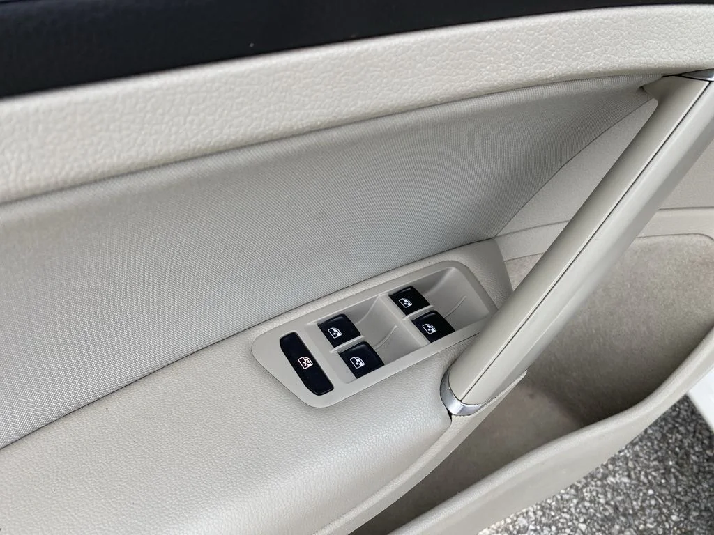 Used 2016 Pure White Volkswagen S image 17