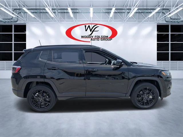 New 2026 Diamond Black Crystal Pearl-Coat Exterior Paint Jeep Latitude image 2