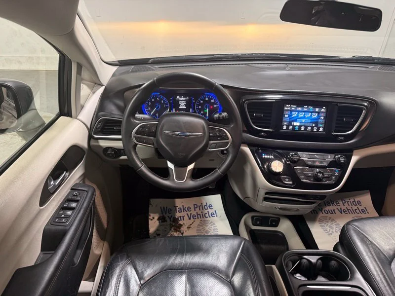 Used 2018 Gray Chrysler Touring L image 30