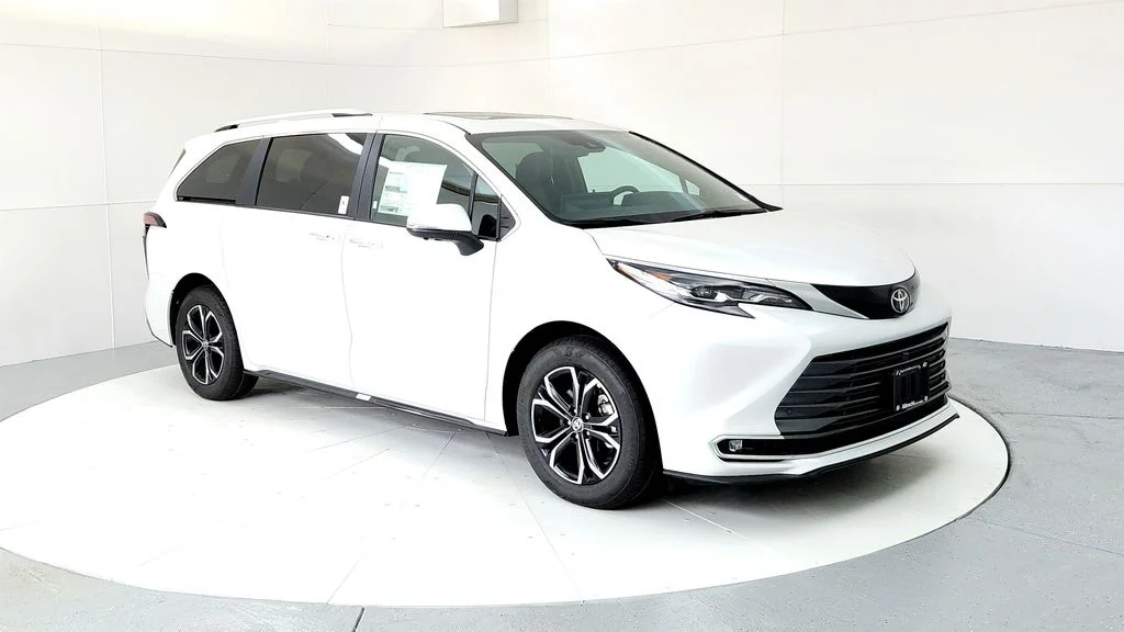 New 2026 Wind Chill Pearl Toyota Platinum image 7