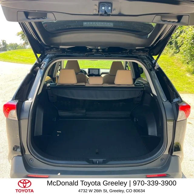 2023 Toyota RAV4 LE - Photo 9