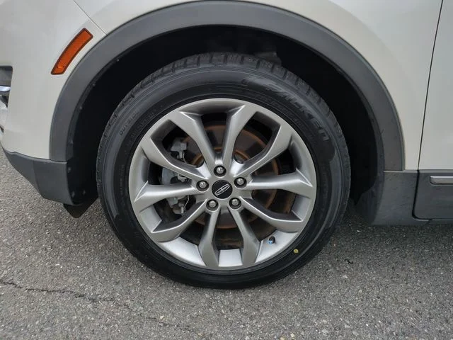 Used 2019 White Lincoln Select image 10