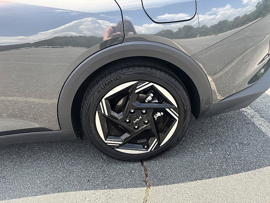 Used 2025 Interstellar Gray Kia EX image 10