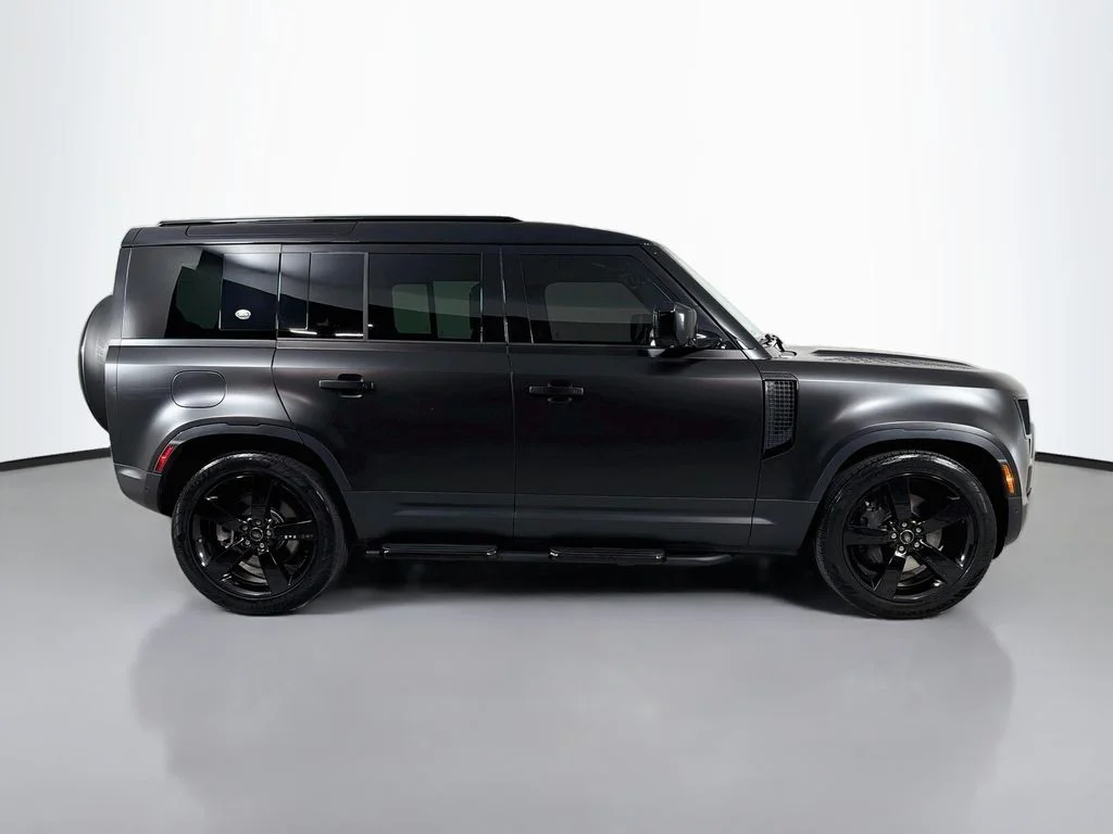 Used 2023 Gray Land Rover SE image 4