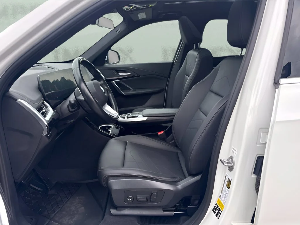 Used 2023 White BMW xDrive28i image 9