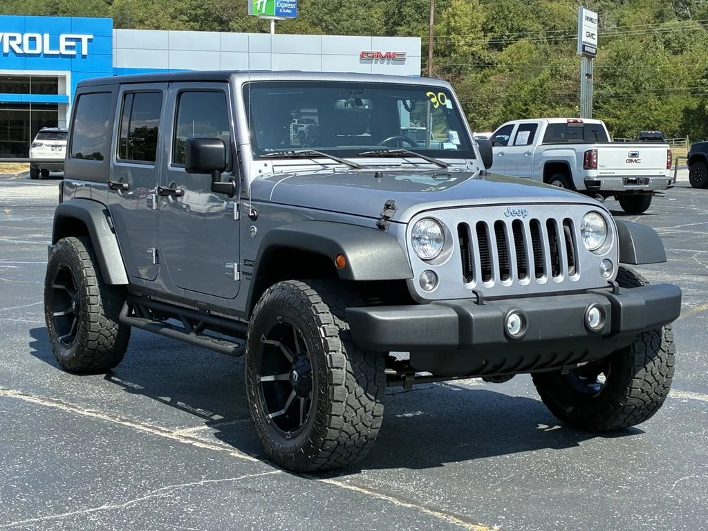 Used 2015 Silver Jeep Unlimited Sport image 4