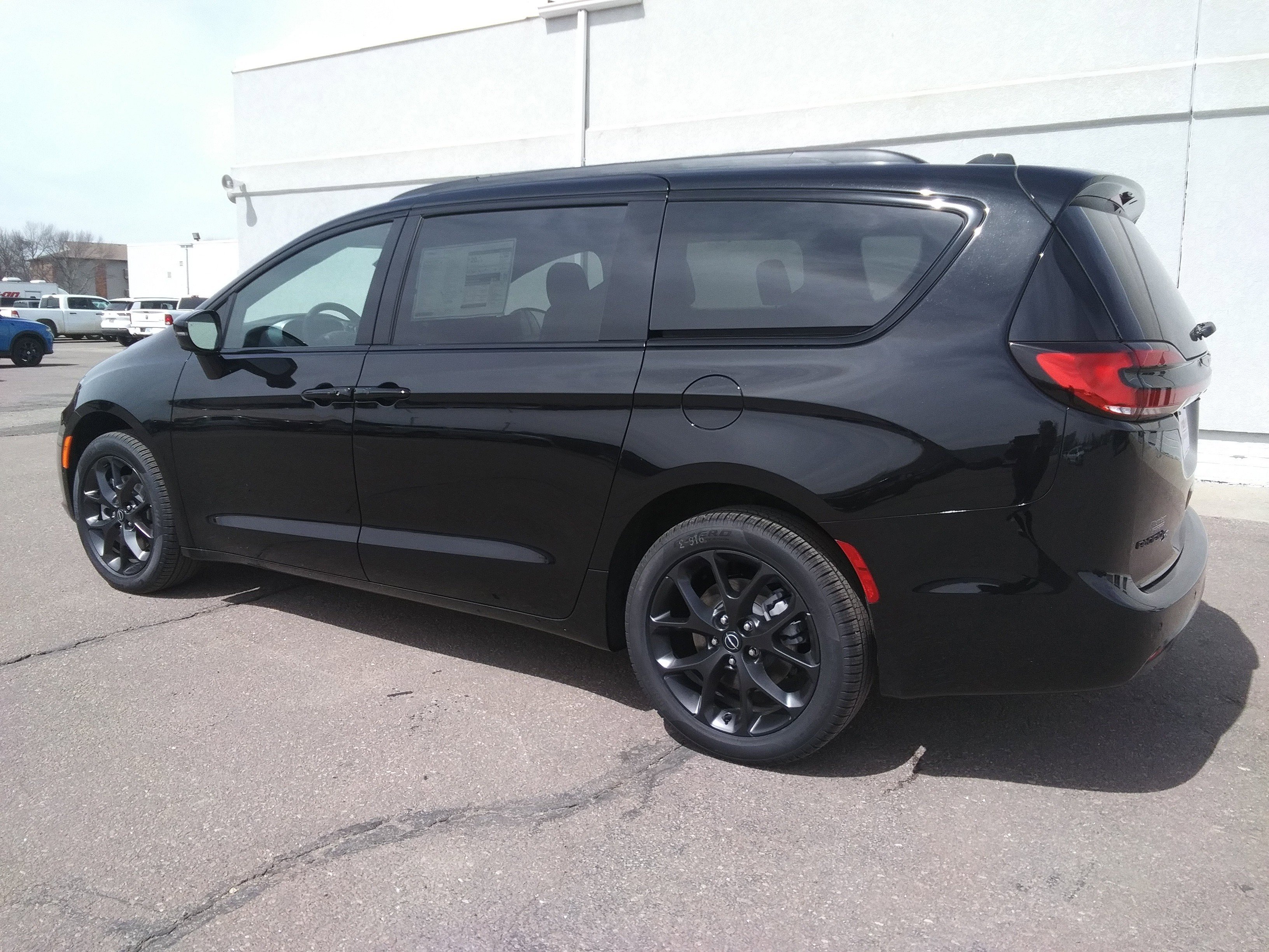 New 2026 Diamond Black Crystal Pearl-Coat Exterior Paint Chrysler Limited image 7