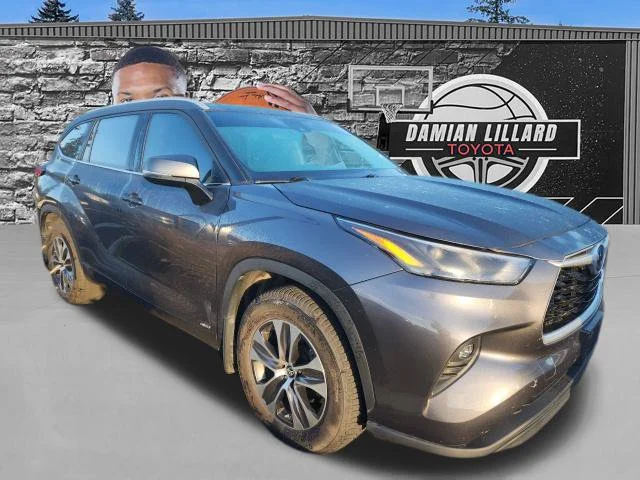 Used 2022 Gray Toyota XLE image 1