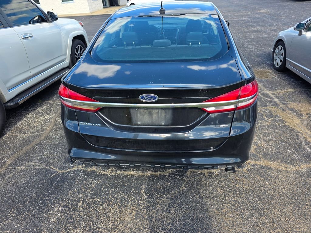 Used 2017 Shadow Black Ford SE image 3