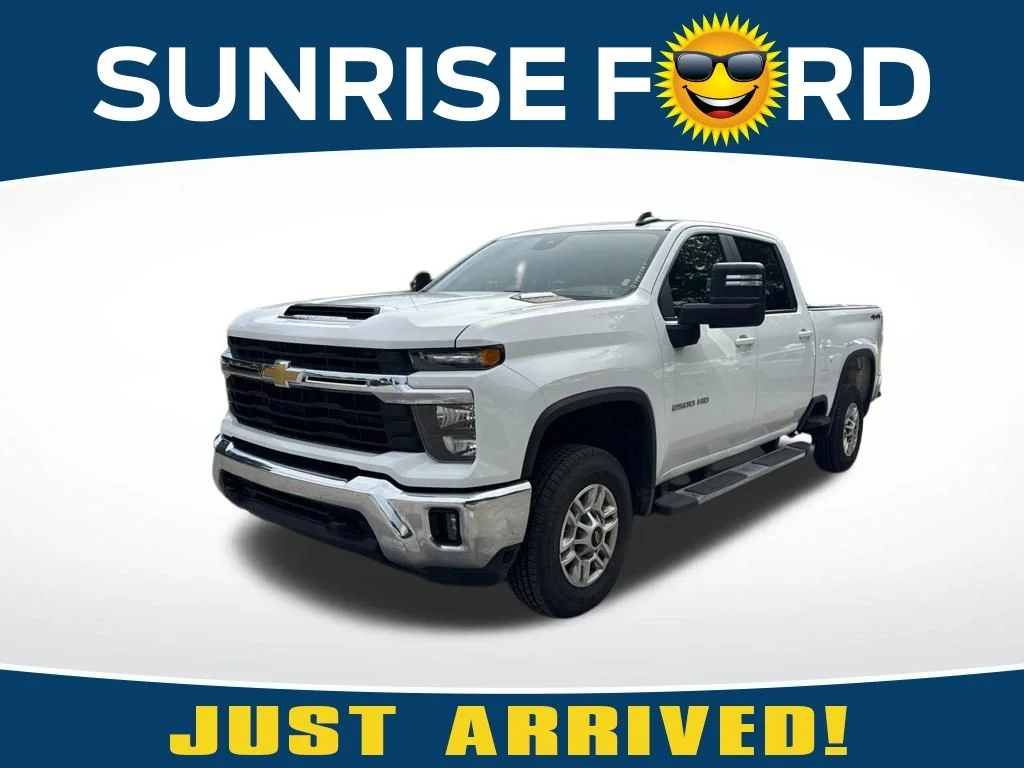 Used 2025 Summit White Chevrolet LT image 1