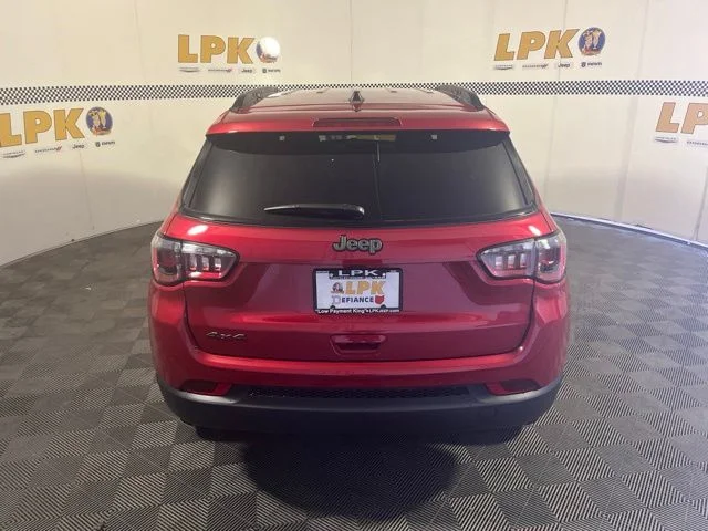 New 2026 Red Hot Pearl-Coat Exterior Paint Jeep Latitude image 4