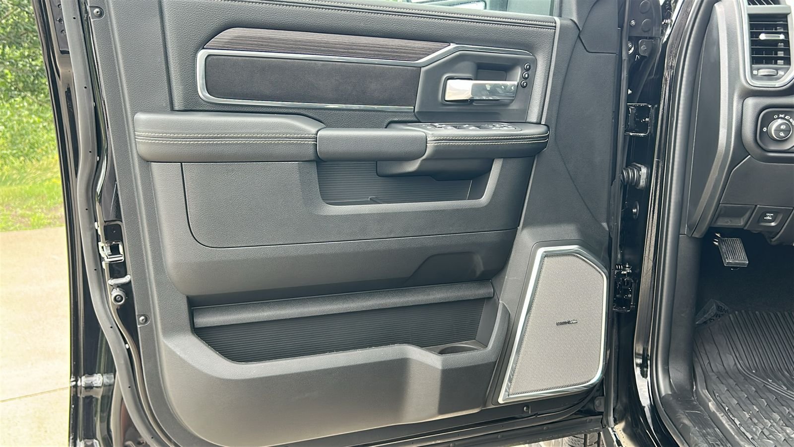 New 2026 Diamond Black Crystal Pearl-Coat Exterior Paint RAM Laramie image 18