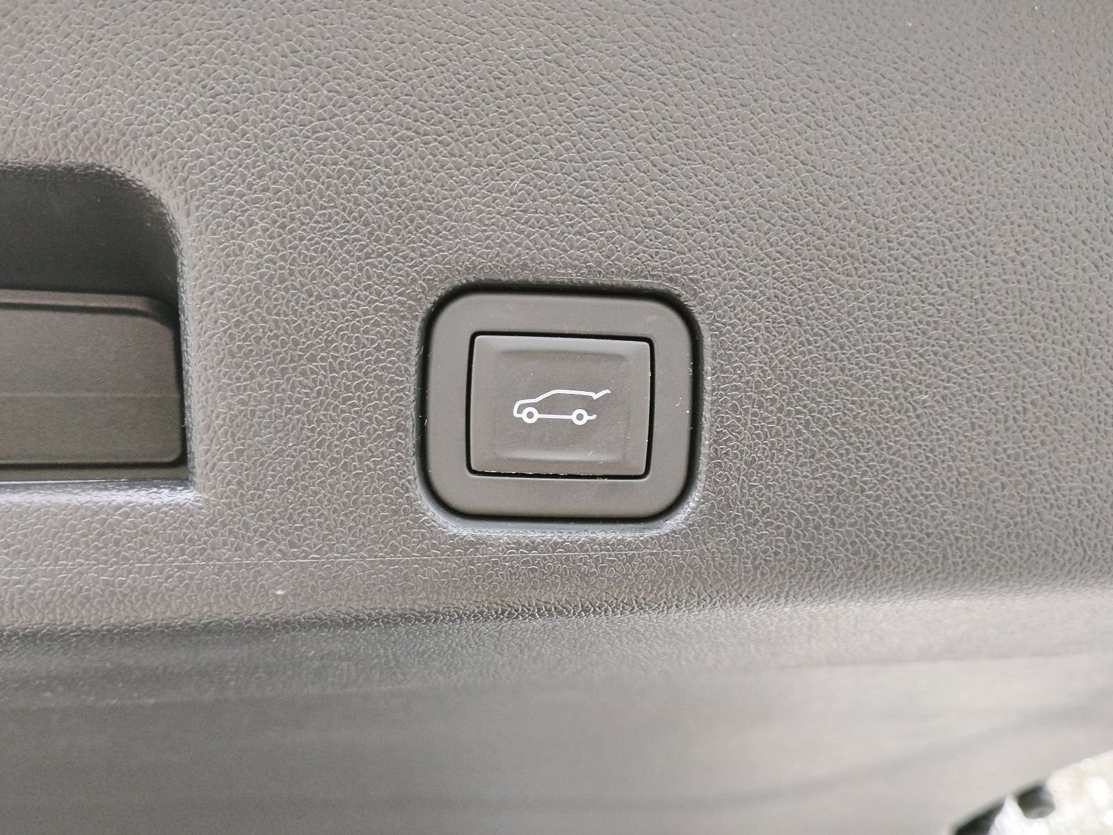 Used 2025 White Chevrolet LT image 8