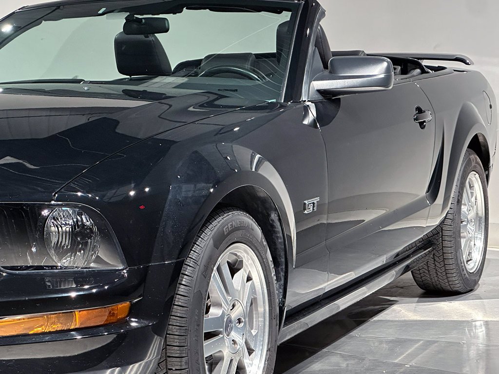 Used 2005 Black Ford  image 16