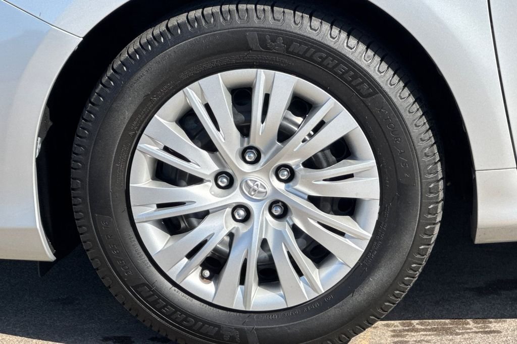 Used 2014 Silver Toyota LE image 31