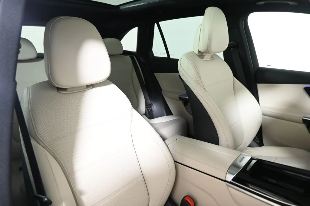 Used 2027 White Mercedes-Benz GLC 300 image 30