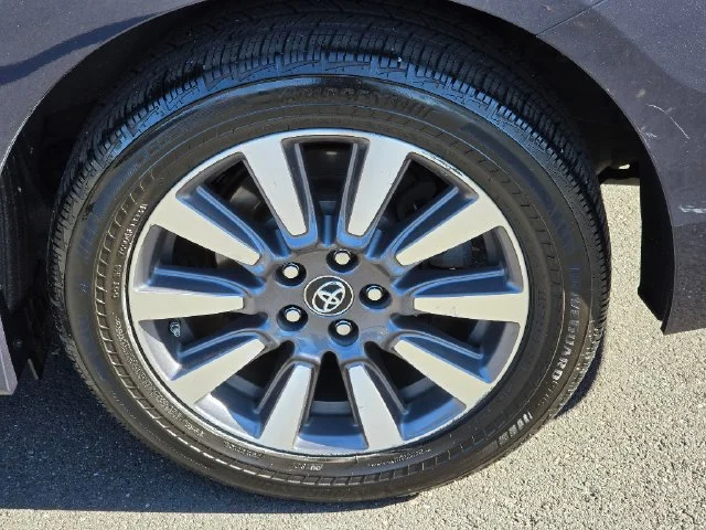 Used 2018 Beige Toyota XLE image 15