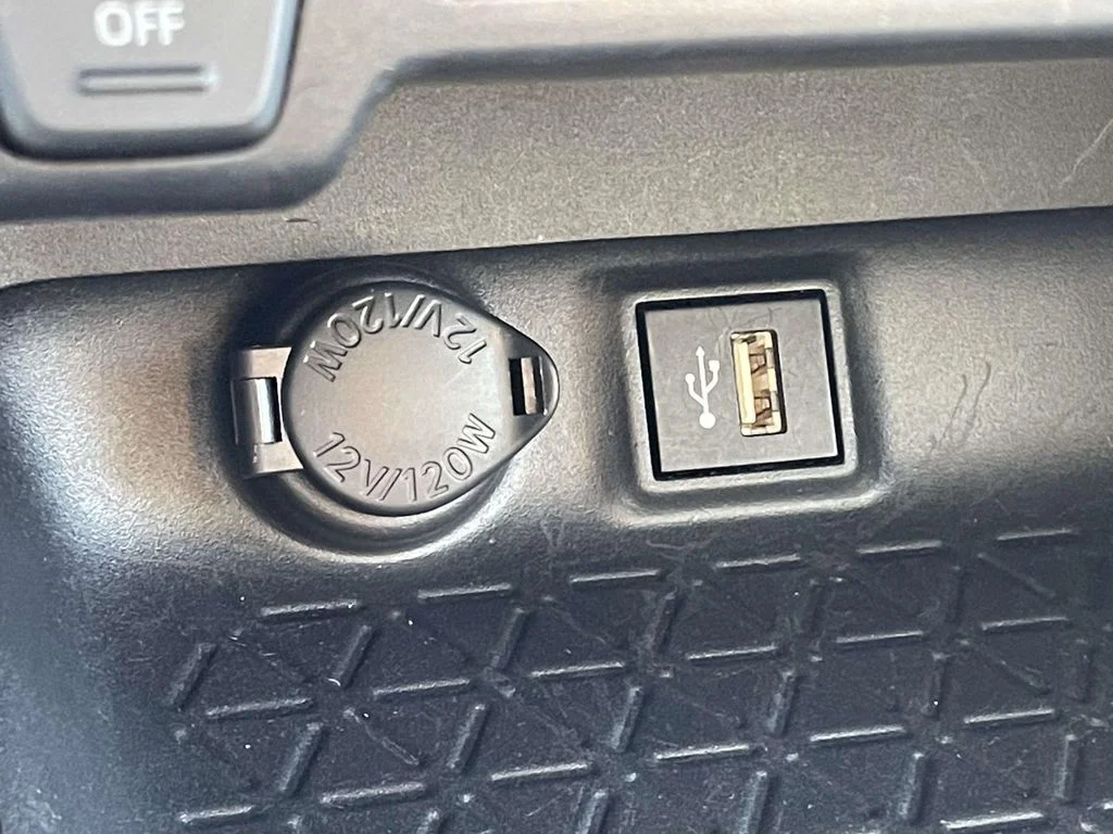 2025 Toyota RAV4 XLE - Photo 19