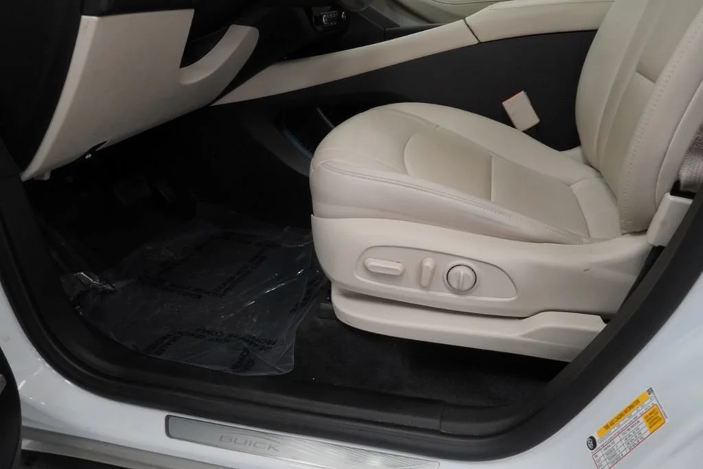 Used 2023 Summit White Buick Essence image 27