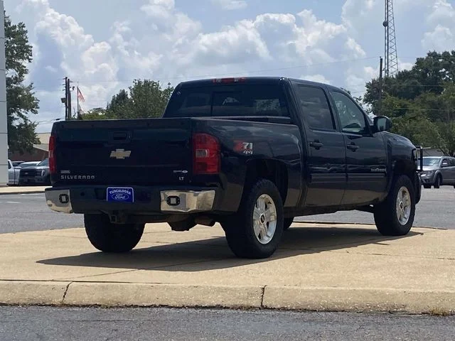 Used 2009 Black Chevrolet LT image 3