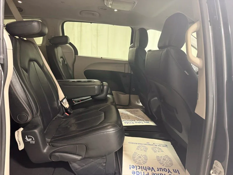 Used 2018 Gray Chrysler Touring L image 11