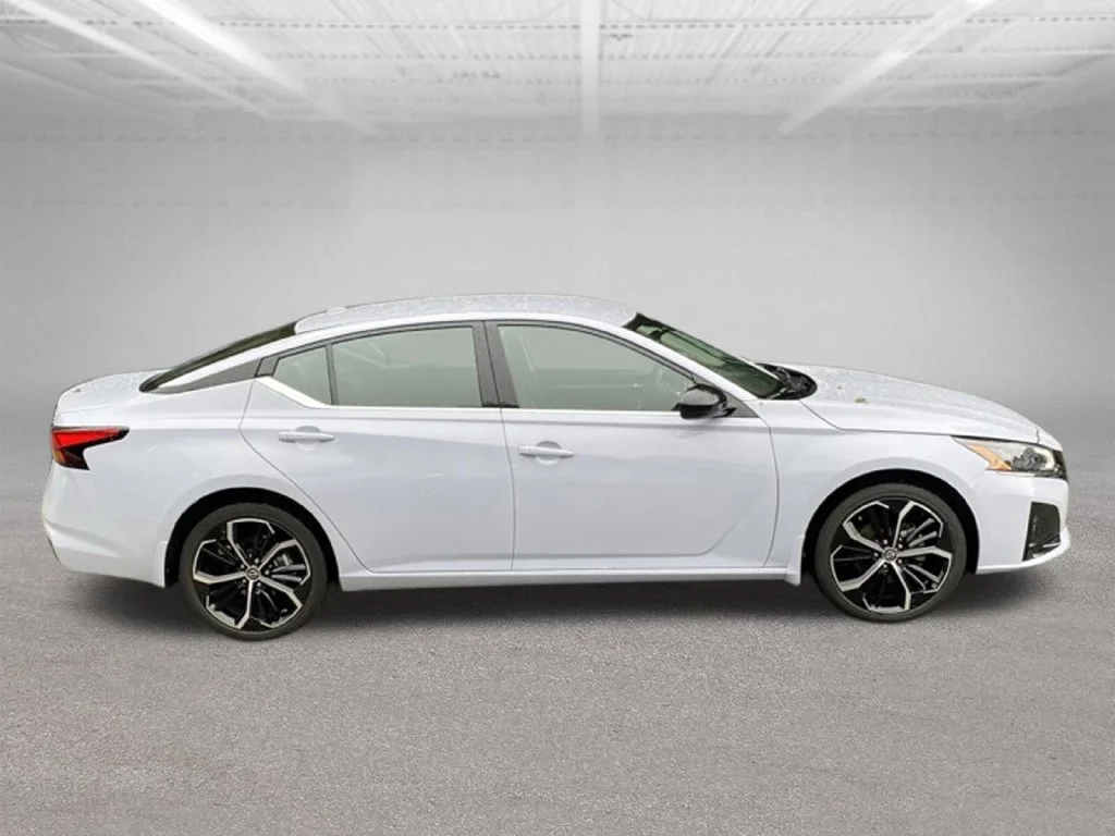 Used 2025 Gray Nissan 2.5 SR image 7
