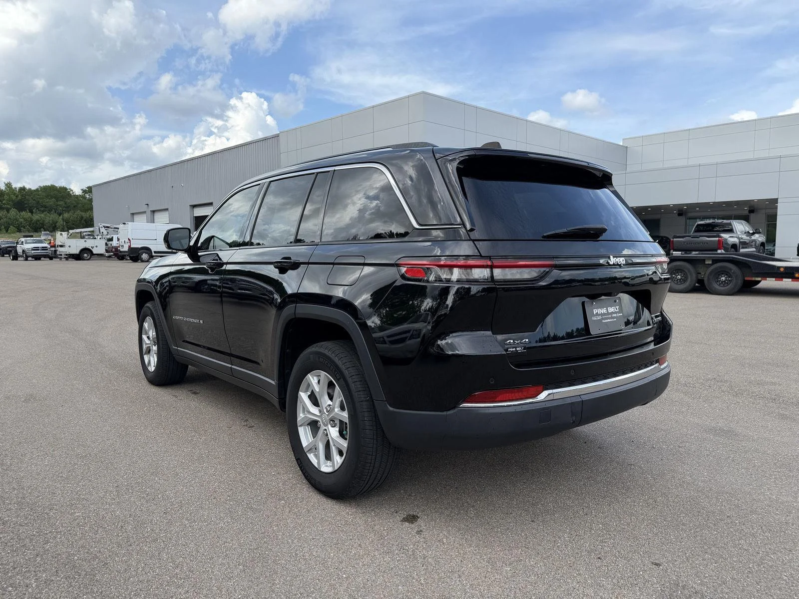 Used 2023 Diamond Black Crystal Pearlcoat Jeep Limited image 4