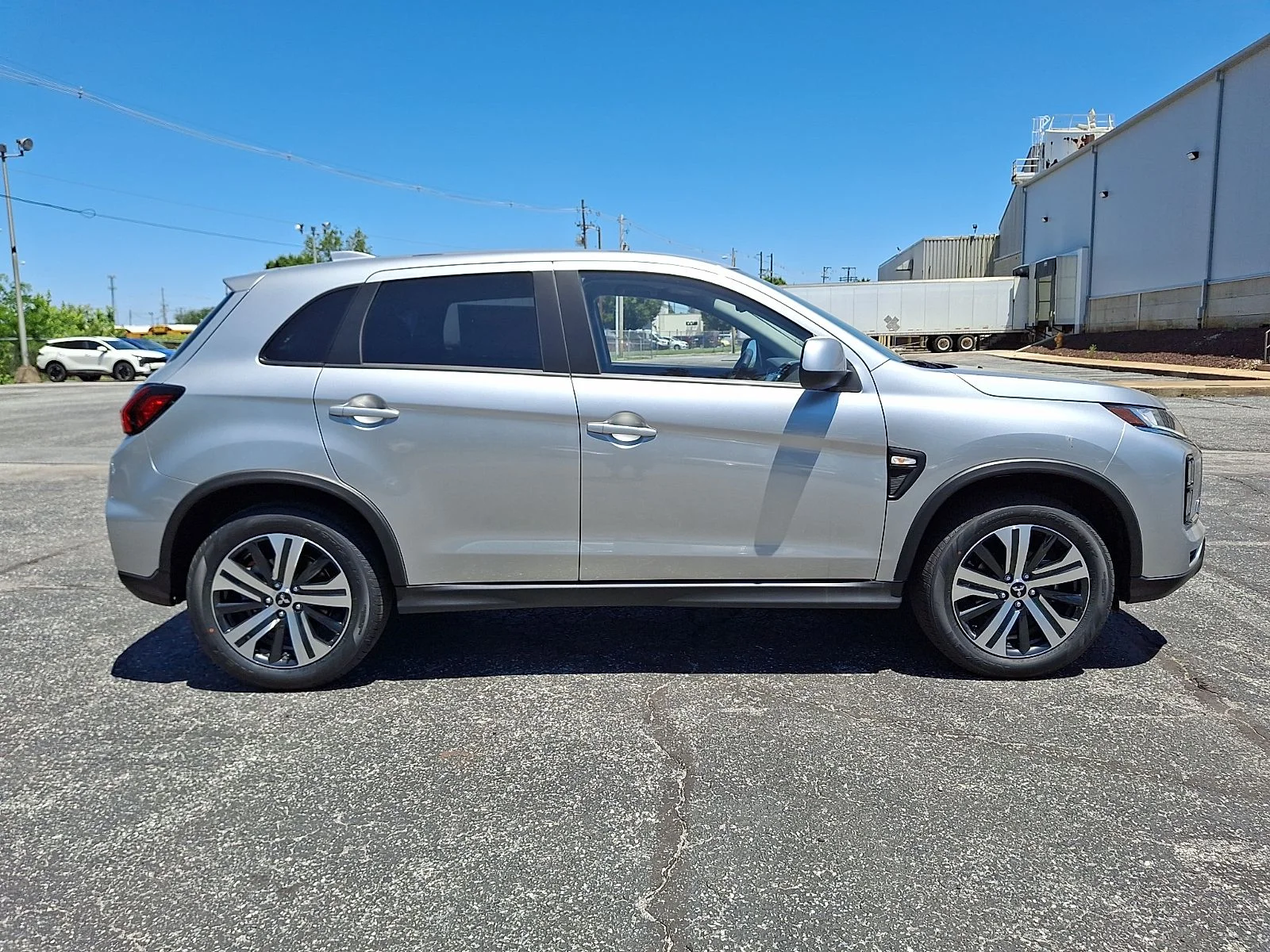 New 2026 Silver Mitsubishi 2.0 ES image 9