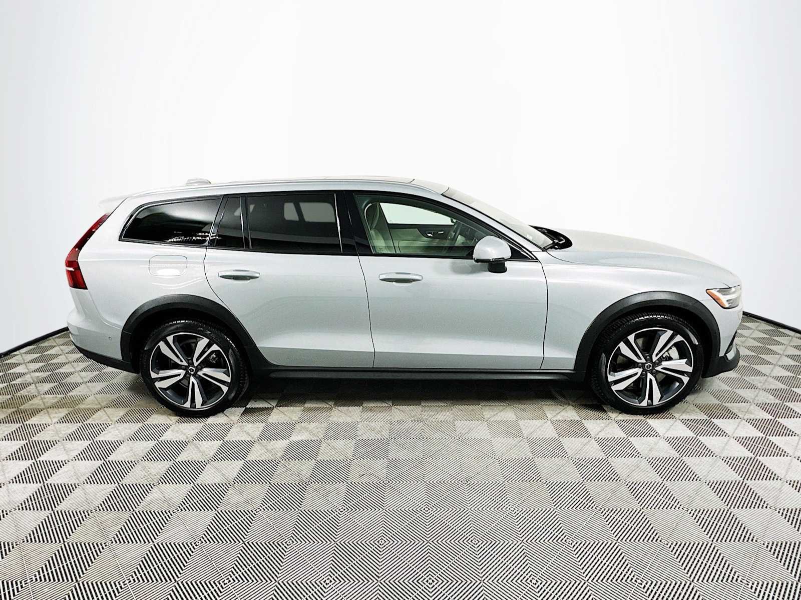Used 2026 Vapour Grey Volvo Plus image 8