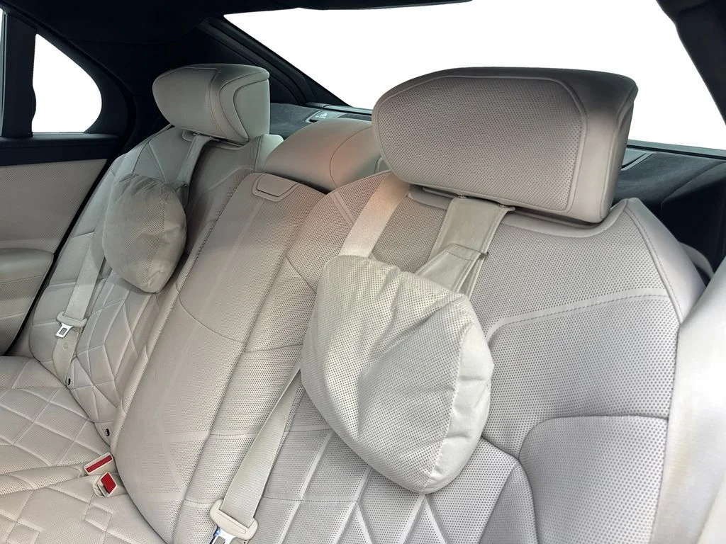 Used 2023 Red BMW xDrive60 image 34