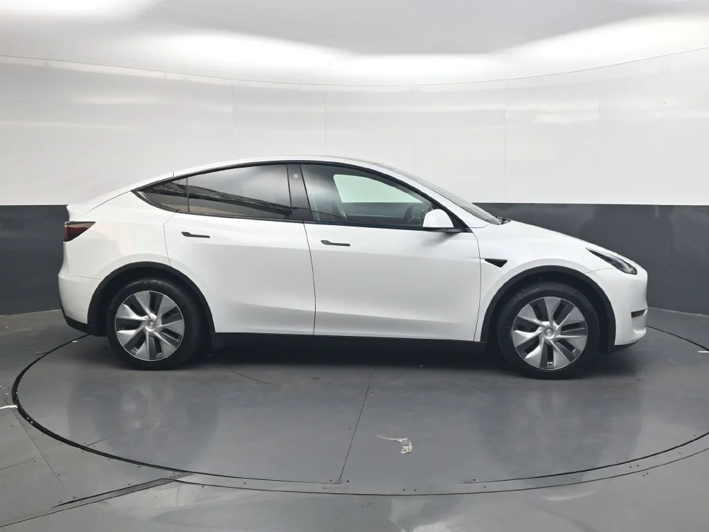 Used 2022  Tesla Long Range image 3