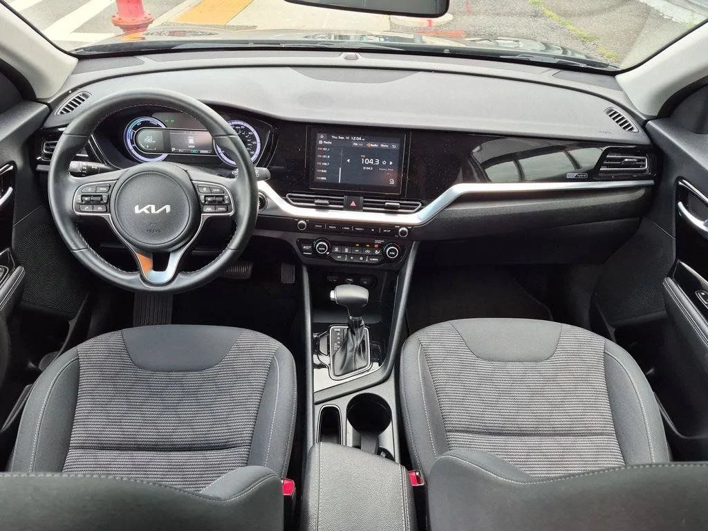 Used 2022 Black Kia LXS image 18
