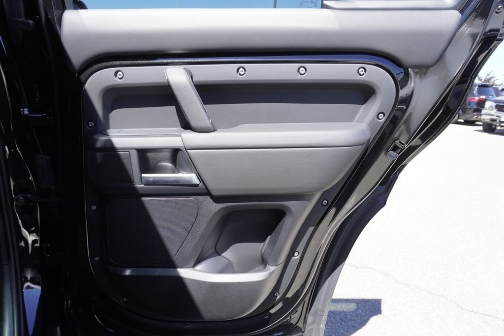 New 2026 Santorini Black Land Rover X-Dynamic SE image 25