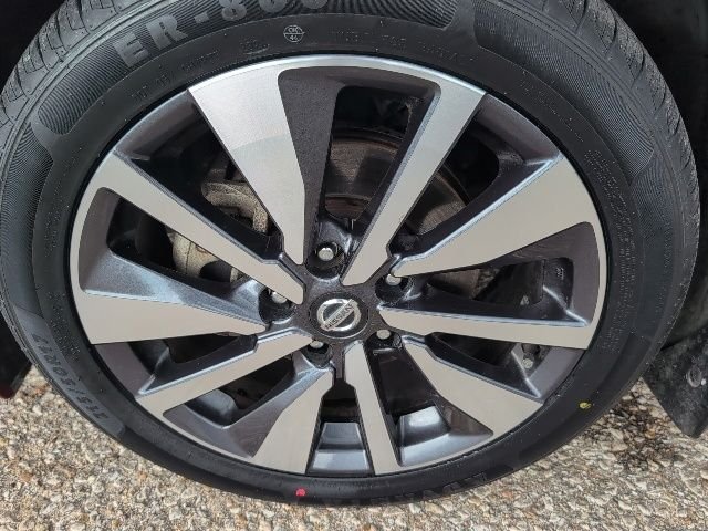 Used 2020 Scarlet Nissan SV image 22