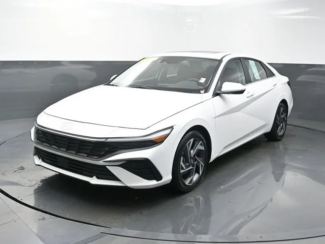 Used 2025 White Hyundai SEL Convenience image 3