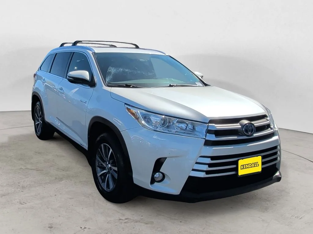 Used 2019 White Toyota XLE image 7