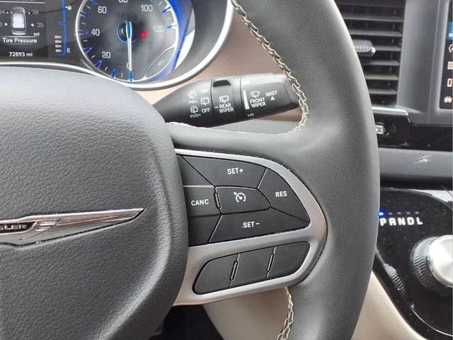 Used 2023  Chrysler LX image 11