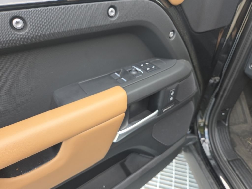 Used 2025 Santorini Black Metallic Land Rover S image 9