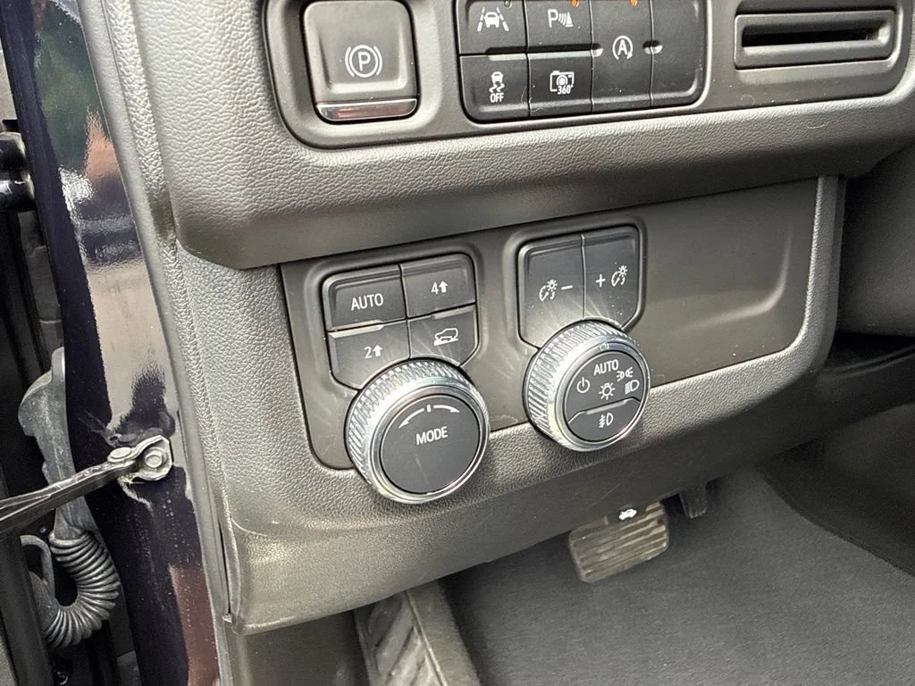 Used 2023 Midnight Blue Metallic GMC SLT image 23